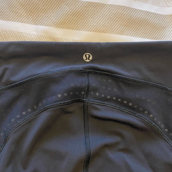 Women’s Capri Lululemon Pants Size 6 - Picture 3 of 5